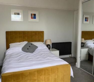 Plymouth House | Central en-suite double room