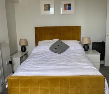Plymouth House | Central en-suite double room