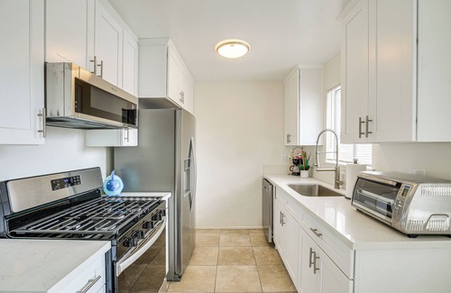 North Pine Apartment | Central & Executive-Style Oasis in Long Beach!