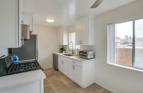 North Pine Apartment | Central & Executive-Style Oasis in Long Beach!