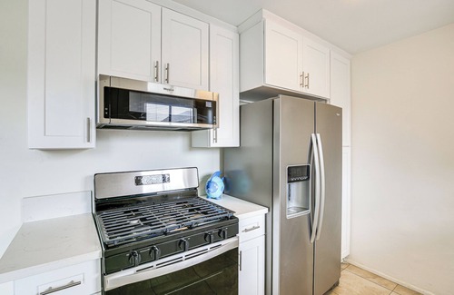 North Pine Apartment | Central & Executive-Style Oasis in Long Beach!