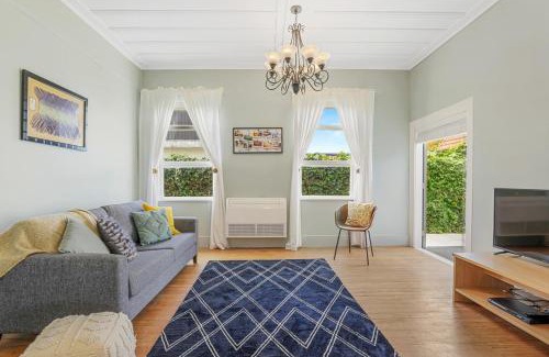 Rotorua Villa | Central Inn - A unique heritage villa AND cosy timber cottage in central Rotorua