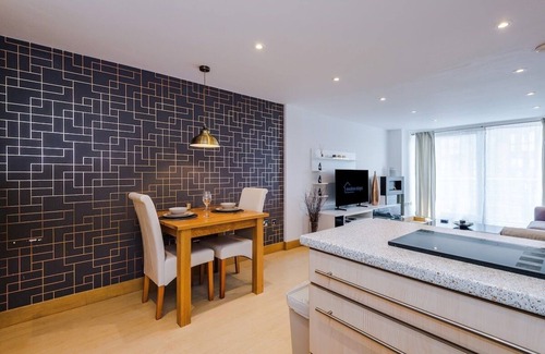 Leeds City Center Apartment | Central Leeds 2BR/2BA Wi-Fi Kitchen Sleeps 5