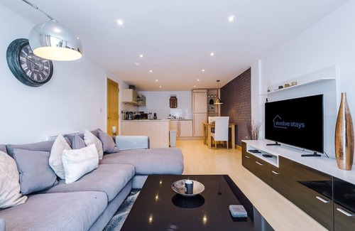Leeds City Center Apartment | Central Leeds 2BR/2BA Wi-Fi Kitchen Sleeps 5