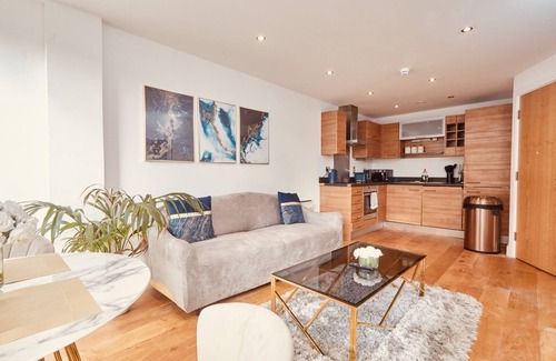 Leeds Apartment | Central Leeds Dock Apt & Free Secure Parking!