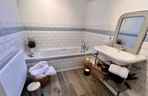 Merthyr Tydfil House | Central Location | Roll Top Bath | Free Parking