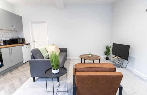 Swindon House | Central Locatio*Long Stay Discounts*Wyvern Theatre