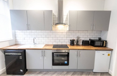Swindon House | Central Locatio*Long Stay Discounts*Wyvern Theatre