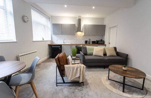 Swindon House | Central Locatio*Long Stay Discounts*Wyvern Theatre
