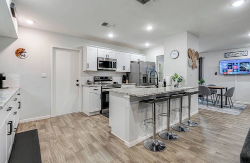Wetmore House | Central Location-Games-Sleeps 12-PERFECT for Families! Newly Renovated! Hot Tub!