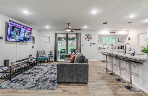 Wetmore House | Central Location-Games-Sleeps 12-PERFECT for Families! Newly Renovated! Hot Tub!