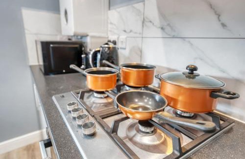 Bedford Apartment | Central Location I King Size Bed Work stays