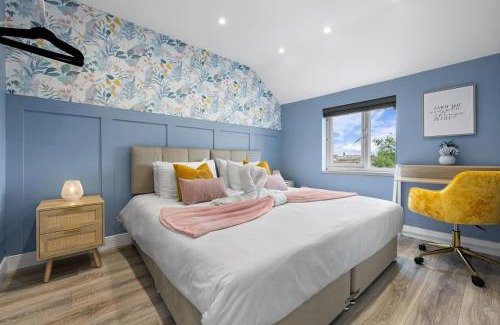 Bedford Apartment | Central Location I King Size Bed Work stays