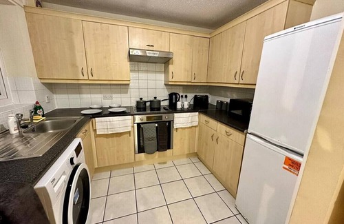 Swindon Apartment | Central Location*Long Stays Discounts*Wyvern