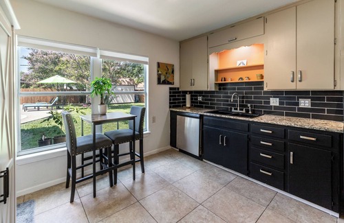 Shearer Hills - Ridgeview House | Central location with Pool-great for families!