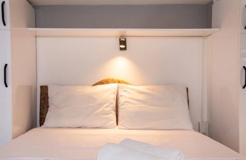 Karsiyaka Apartment | Central Loft Flat 50 m to Seashore in Izmir