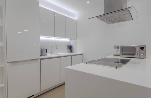Royal Borough of Kensington and Chelsea Apartment | Central London - 2 Beds - Sleeps 4 - Lift