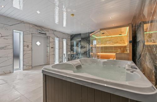 Roath Apartment | Central Luxe Flats With Spa Facilities