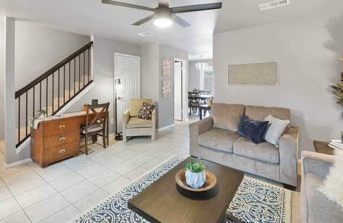 College Station House | Central Modern Condo 2/2.5