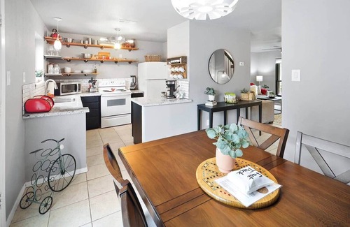 College Station House | Central Modern Condo 2/2.5