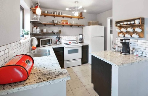 College Station House | Central Modern Condo 2/2.5