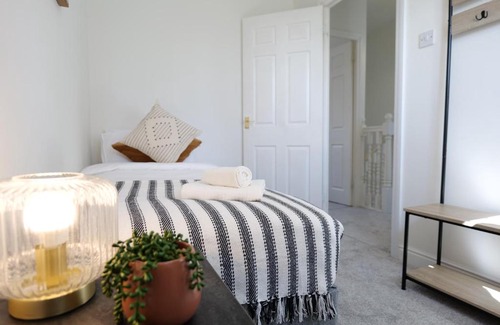 Stafford House | Central peaceful home with parking, Wi-Fi, Garden