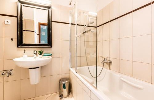 Erzsebetvaros Apartment | Central Penthouse FREE Parking 2balconies AC Nice