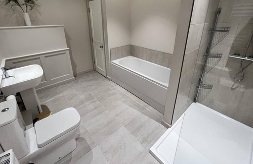 Dorchester House | Central Quiet home, large rooms with with parking