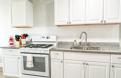 Central City Apartment | Central+RemoteWork+Ext Stay Discts+PetsOK