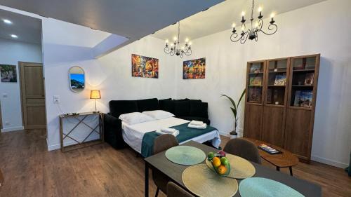 Centre Ville-Gare Apartment | Central Riviera Charm