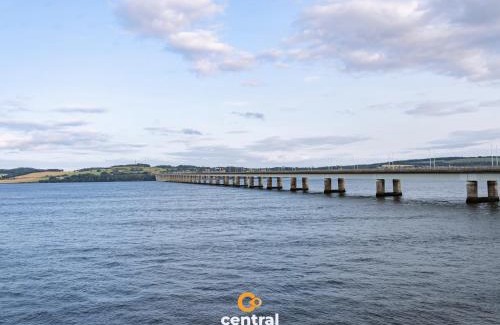 Dundee Apartment | CENTRAL SERVICED APARTMENTS - City Quay - 2 Bedrooms - En-Suite Bathroom - Dedicated Parking Space - Fully Equipped - Walk Away From Dundee Bus & Train Station - Close to City Centre with River Views and Balcony - NEW