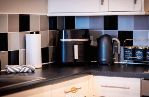 Dundee Apartment | CENTRAL SERVICED APARTMENTS - City Quay - 2 Bedrooms - En-Suite Bathroom - Dedicated Parking Space - Fully Equipped - Walk Away From Dundee Bus & Train Station - Close to City Centre with River Views and Balcony - NEW