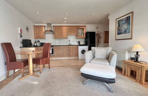 Kingsbridge Apartment | Central Spacious Ground Floor Flat with Courtyard