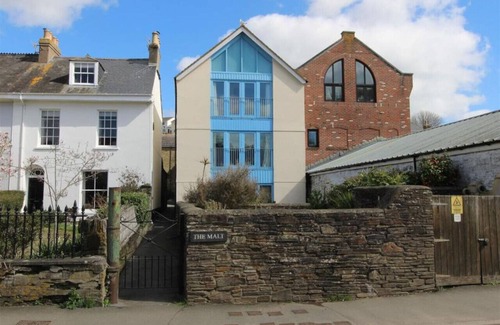 Kingsbridge Apartment | Central Spacious Ground Floor Flat with Courtyard