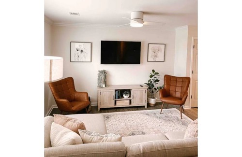 Whitemarsh Island House | Central to Historic Savannah &Tybee || King bed || 3bd/2ba