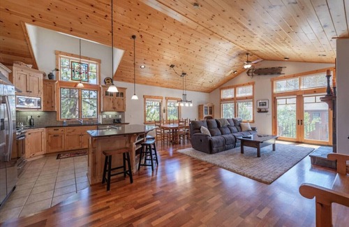 Truckee House | Central Truckee Ski Lease!