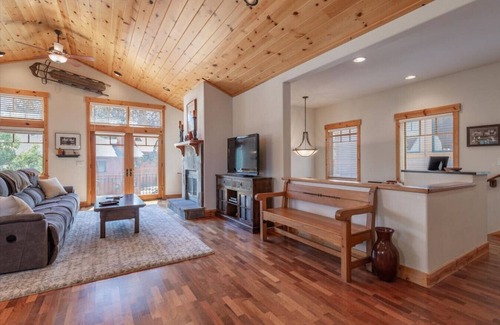 Truckee House | Central Truckee Ski Lease!