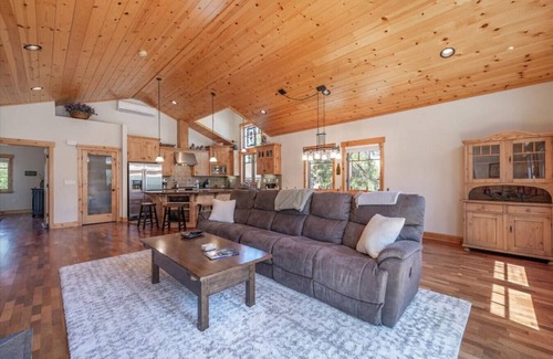 Truckee House | Central Truckee Ski Lease!