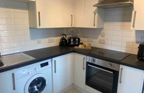 Kelvinbridge Apartment | Central/West End 1 Bed Apartment - Private carpark