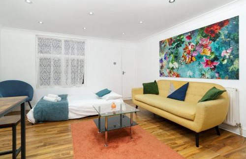Whitechapel Apartment | Central Whitechapel 2 BR Apartment Private Garden Sleeps 6