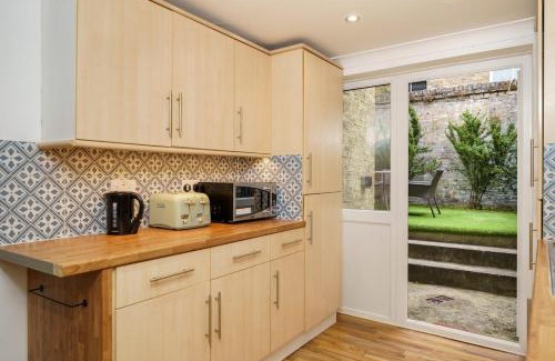 Whitechapel Apartment | Central Whitechapel 2 BR Apartment Private Garden Sleeps 6