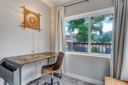 Colorado Springs House | CentralAC*Smart TVs*FirePit*BBQ*King*FullKitchen