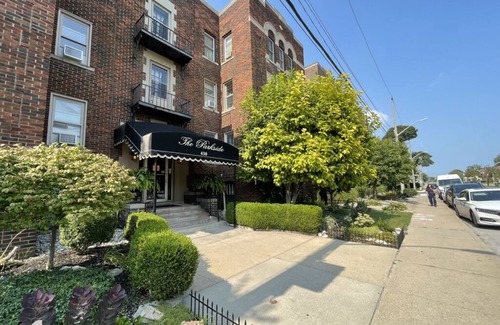 South Central Apartment | Centrally Located 1 Bedroom Apartment with Historical Charm!