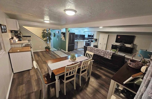Meridian Apartment | Centrally Located 1500 SqFt Private Guest Suite w/Hot Tub