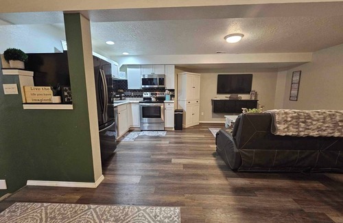 Meridian Apartment | Centrally Located 1500 SqFt Private Guest Suite w/Hot Tub