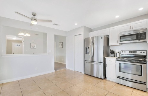 Clearwater House | Centrally Located 3-Bedroom Oasis: 20 Mins to Beach and City Life