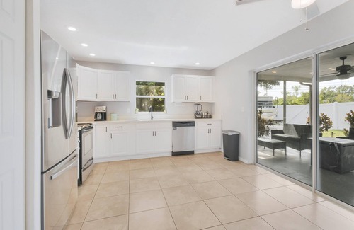 Clearwater House | Centrally Located 3-Bedroom Oasis: 20 Mins to Beach and City Life