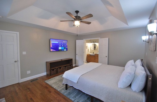 Picadome Hotel | Centrally located 4 bed, 3 bath near Kroger field, Rupp, golf, and hospitals.
