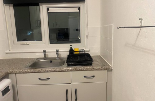 Walsall Apartment | Centrally Located Apt - Free Parking