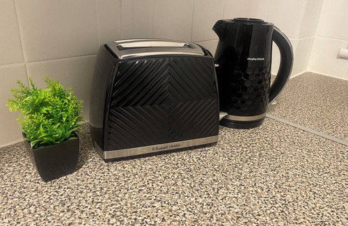 Walsall Apartment | Centrally Located Apt - Free Parking
